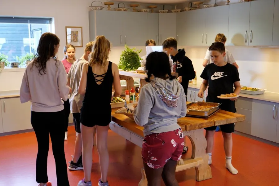 En gruppe mennesker som står på et kjøkken