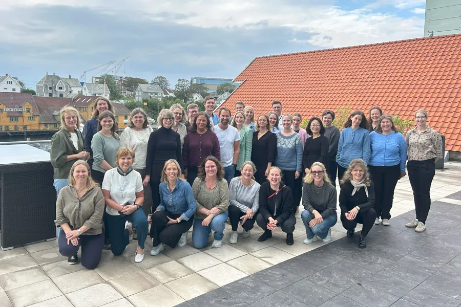 En gruppe mennesker som poserer for et bilde
