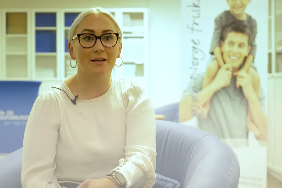 En kvinne som sitter i en stol