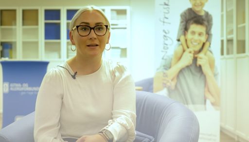 En kvinne som sitter i en stol