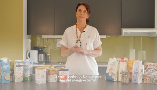 En person som står bak en disk med en gruppe produkter på