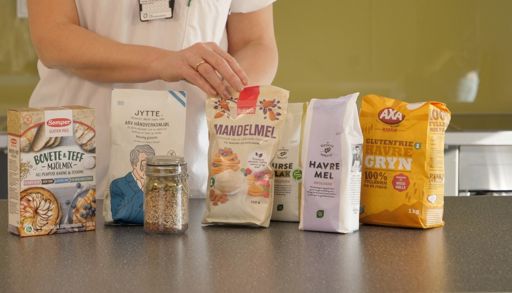 En person som holder en krukke med mat