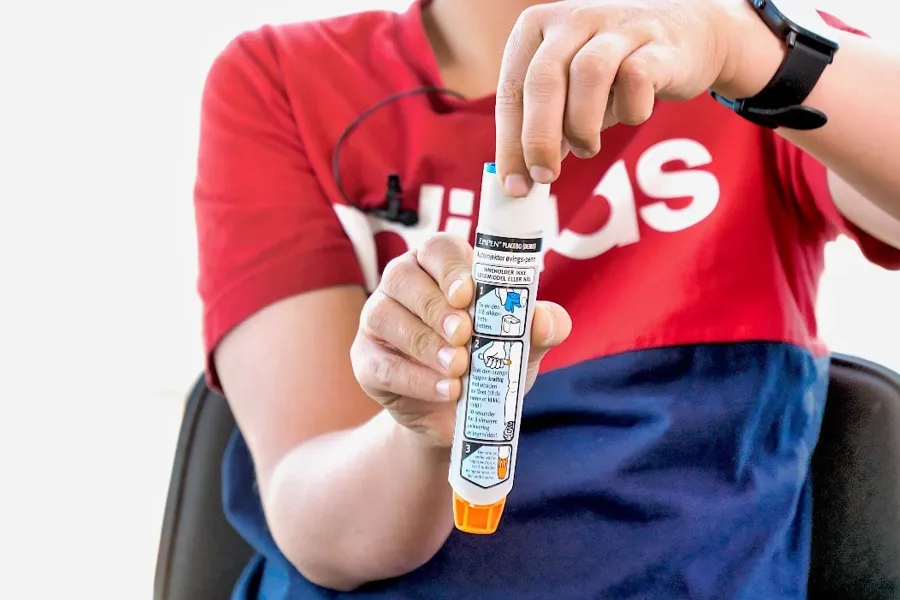 En person som holder en flaske