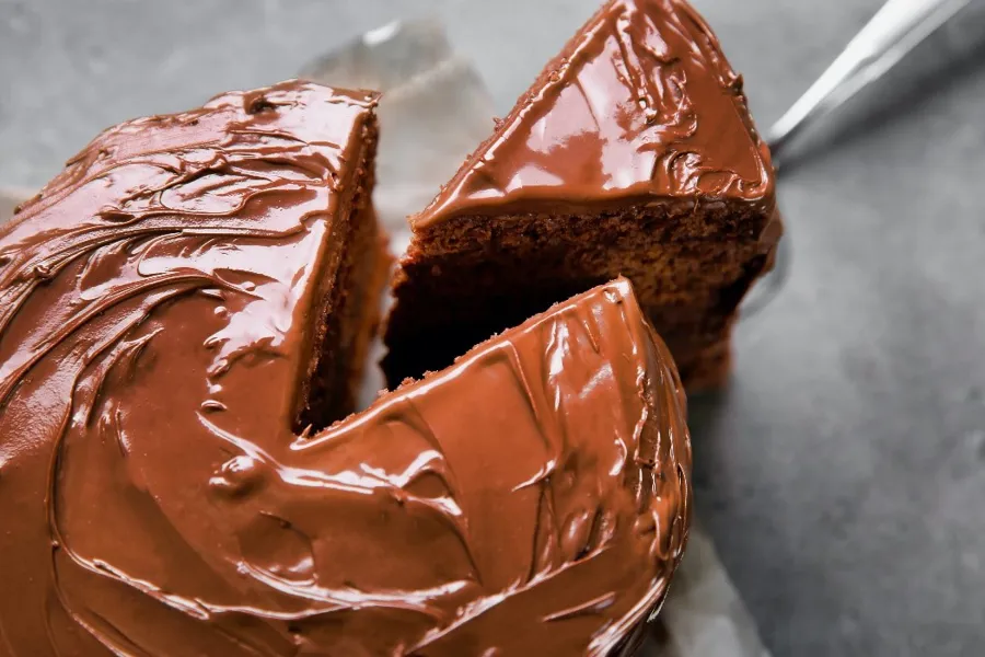 En sjokoladedekket kake