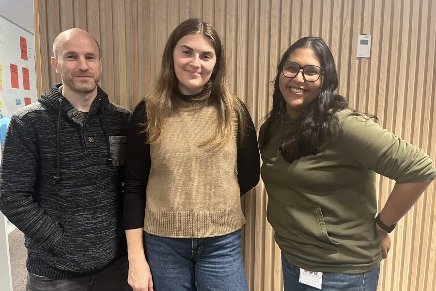 En gruppe mennesker som poserer for kameraet