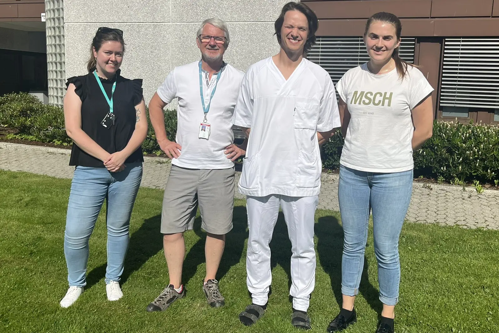 En gruppe mennesker som poserer for et bilde