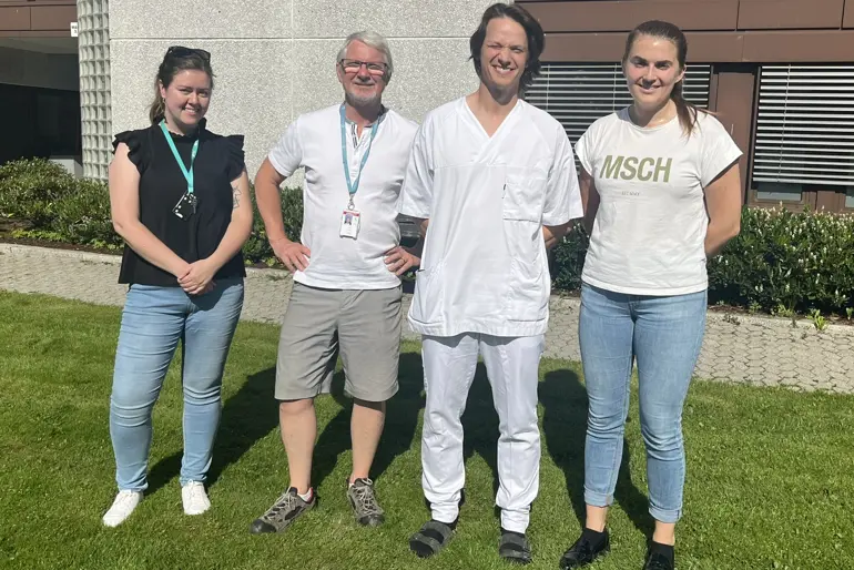 En gruppe mennesker som poserer for et bilde