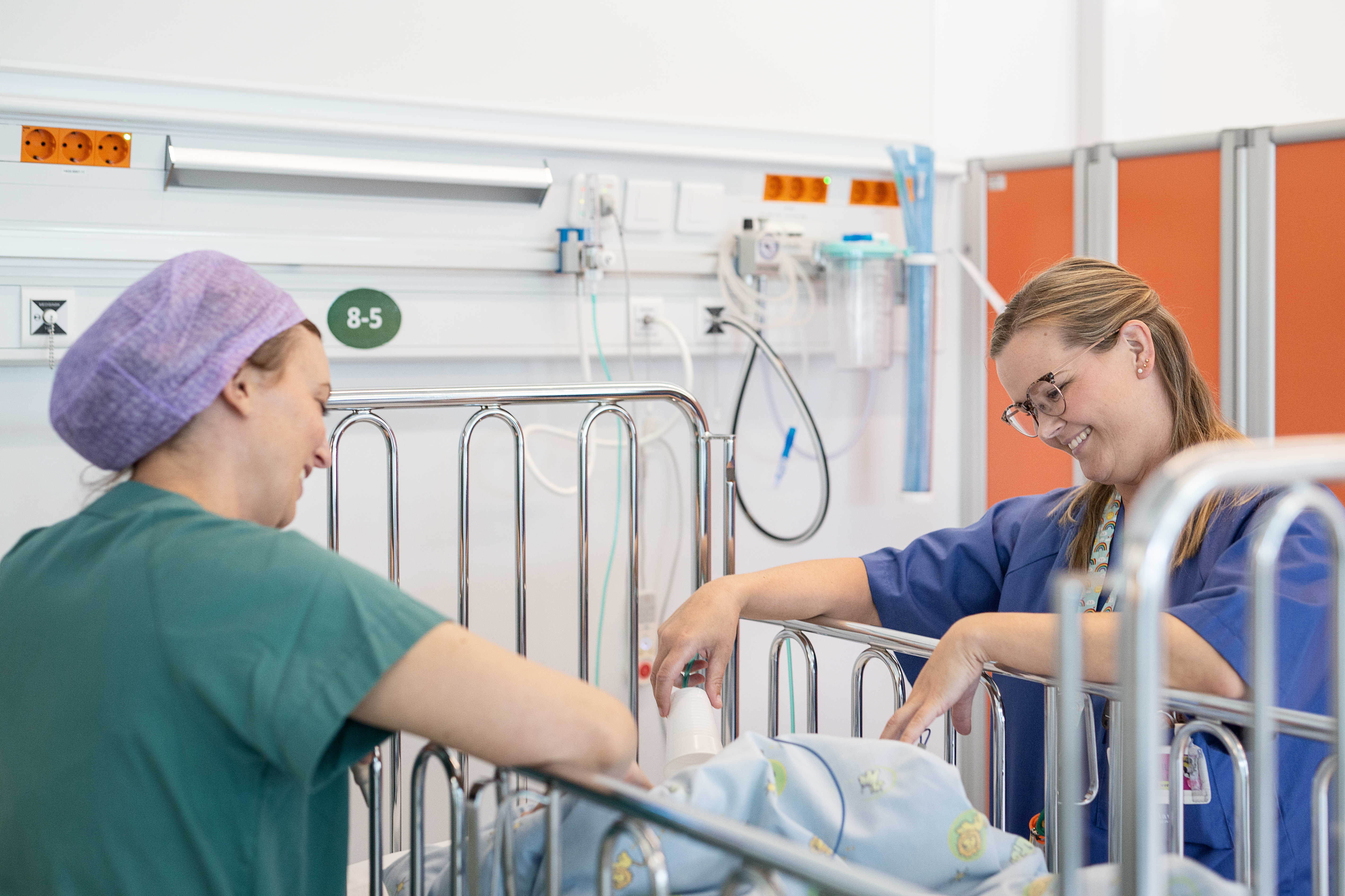 ansatte overvåker barn sykeseng_foto