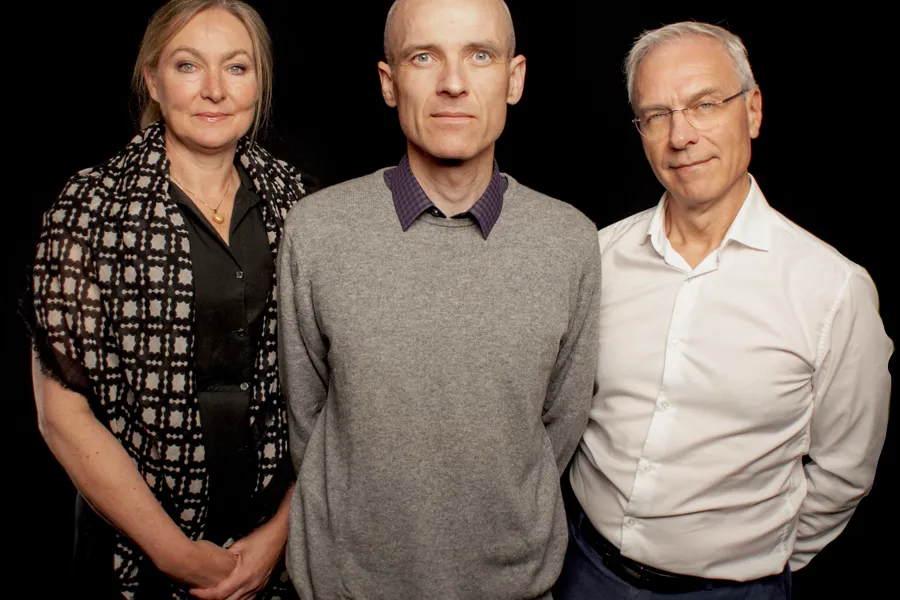 En gruppe mennesker som poserer for et bilde