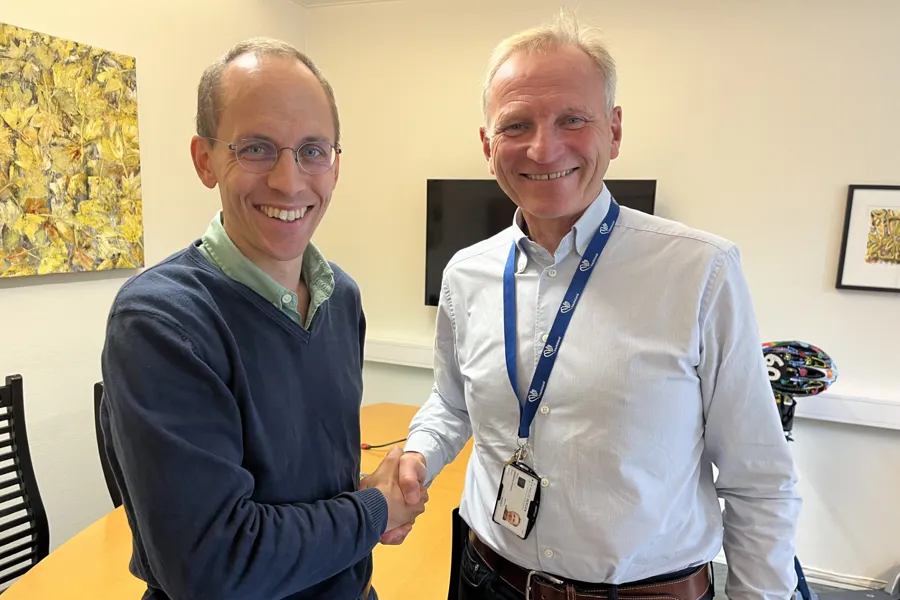 Lorentz Linde og Eivind Hansen håndhilser