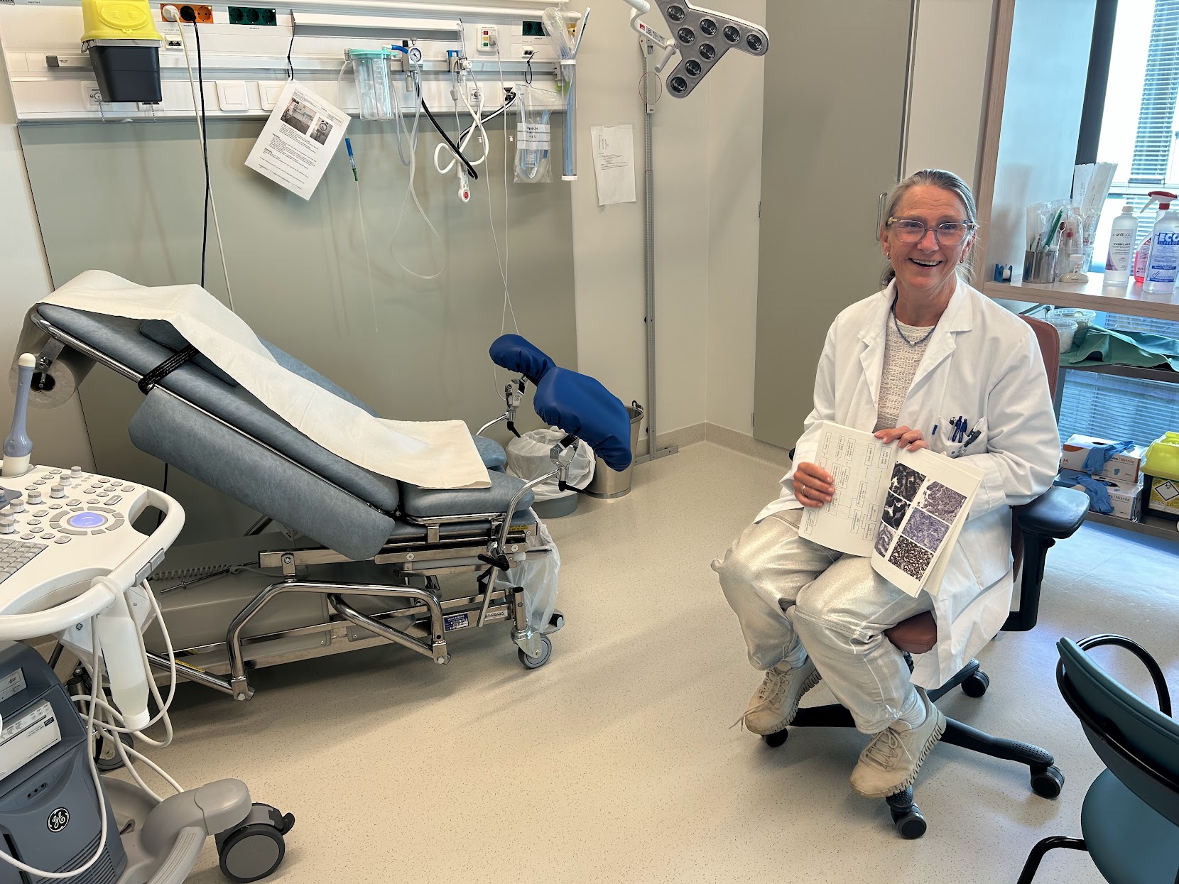 En mann på et sykehusrom