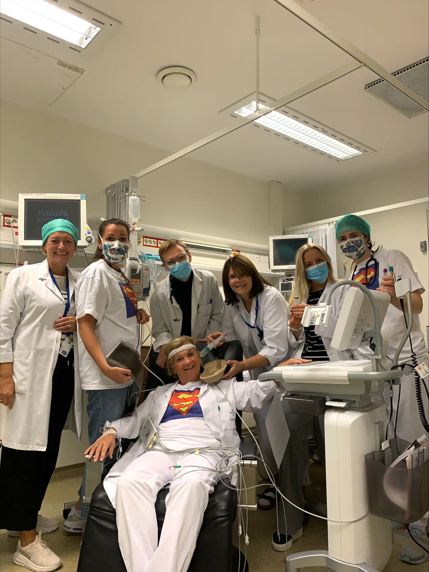 En gruppe personer i et rom