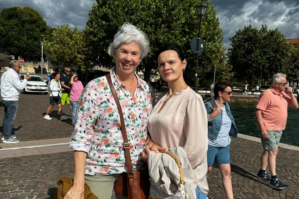 Et par kvinner som poserer for et bilde