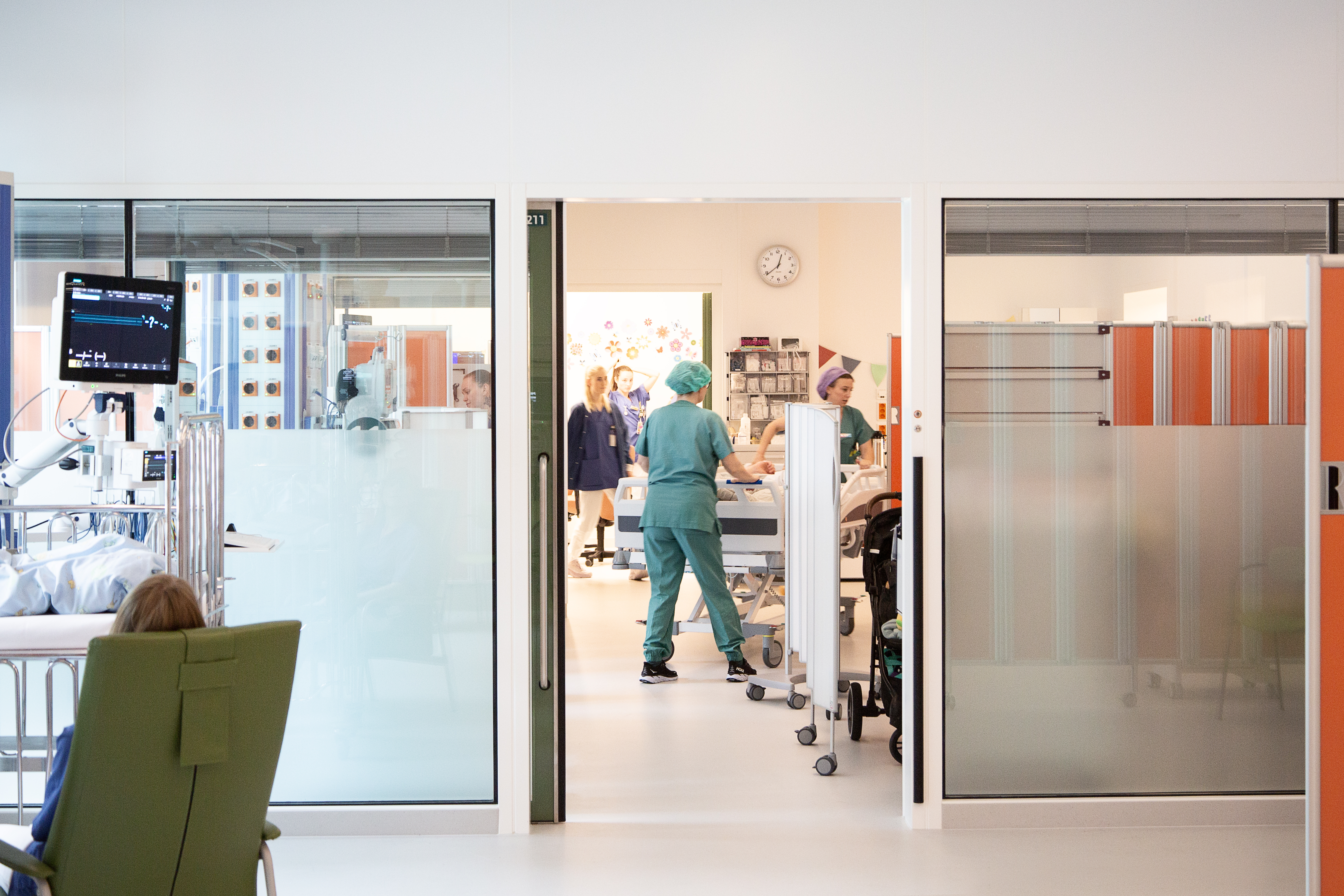 Postoperativ i Glasblokkene ansatte bak en dør