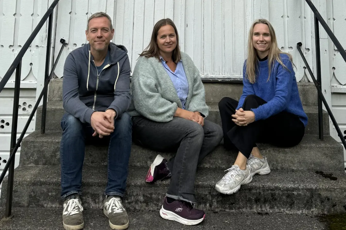 Tre personer som sitter i en trapp