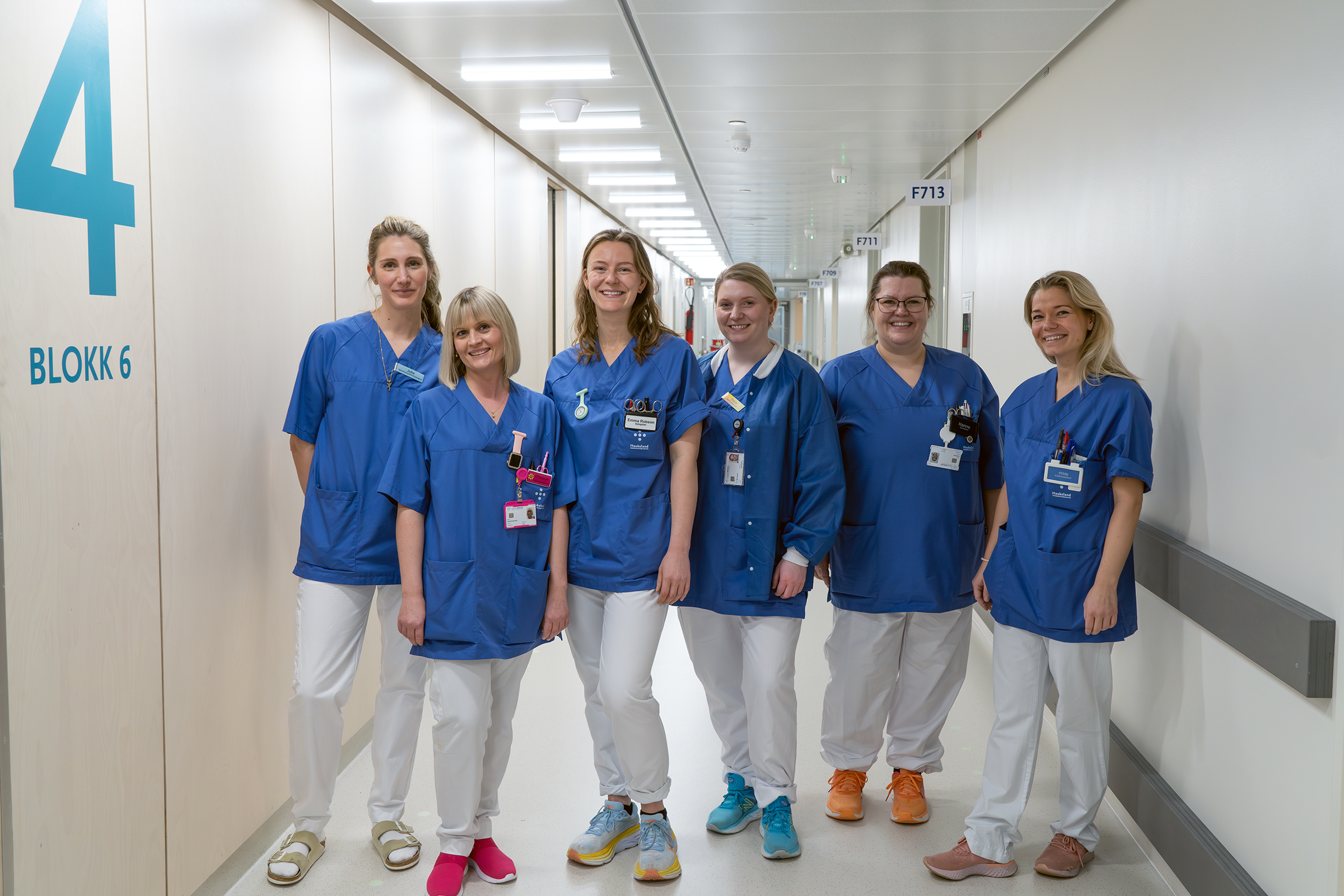 En gruppe mennesker som poserer for et bilde