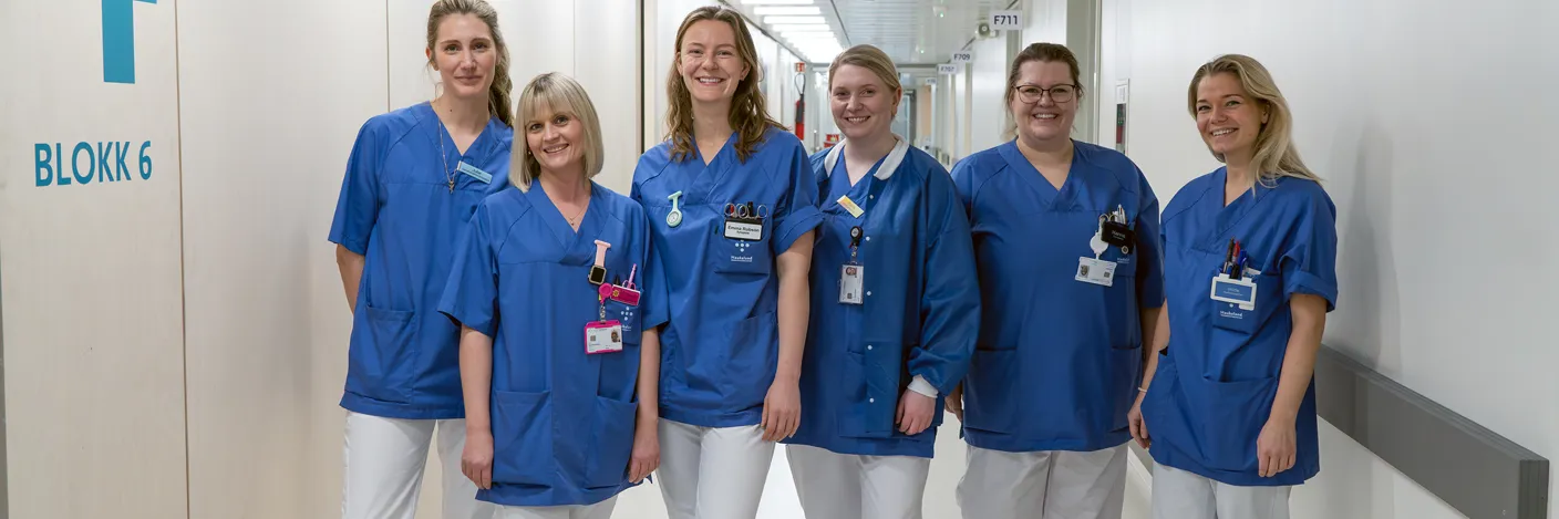 En gruppe mennesker som poserer for et bilde