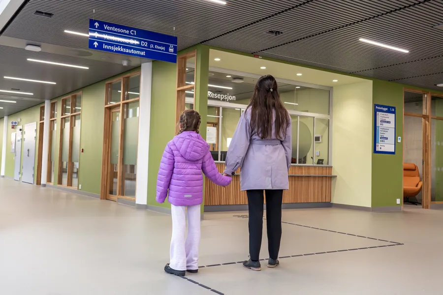 Jente og mor på vei til Protonbygget