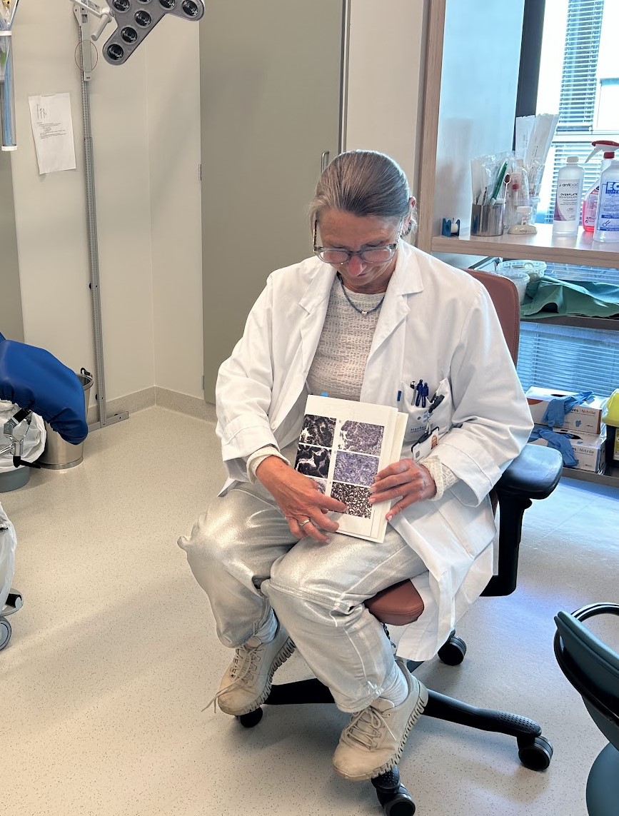 En dame som viser en bok