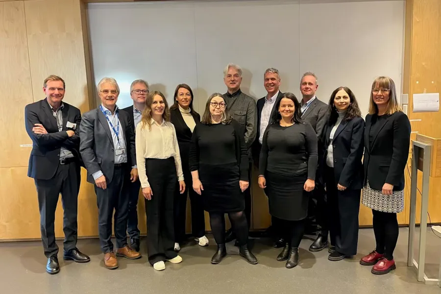 En gruppe mennesker som poserer for et bilde