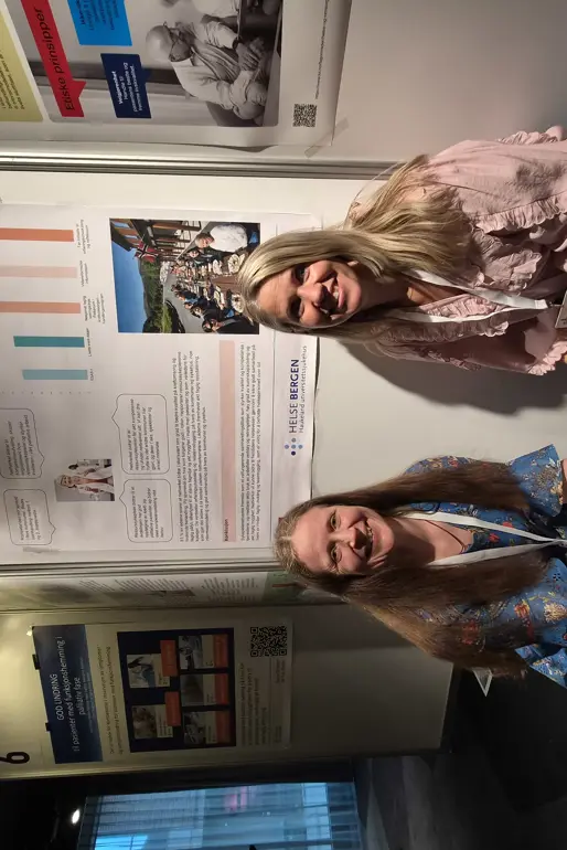 To personer som sitter foran en poster