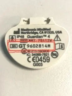 En etikett på en hvit overflate