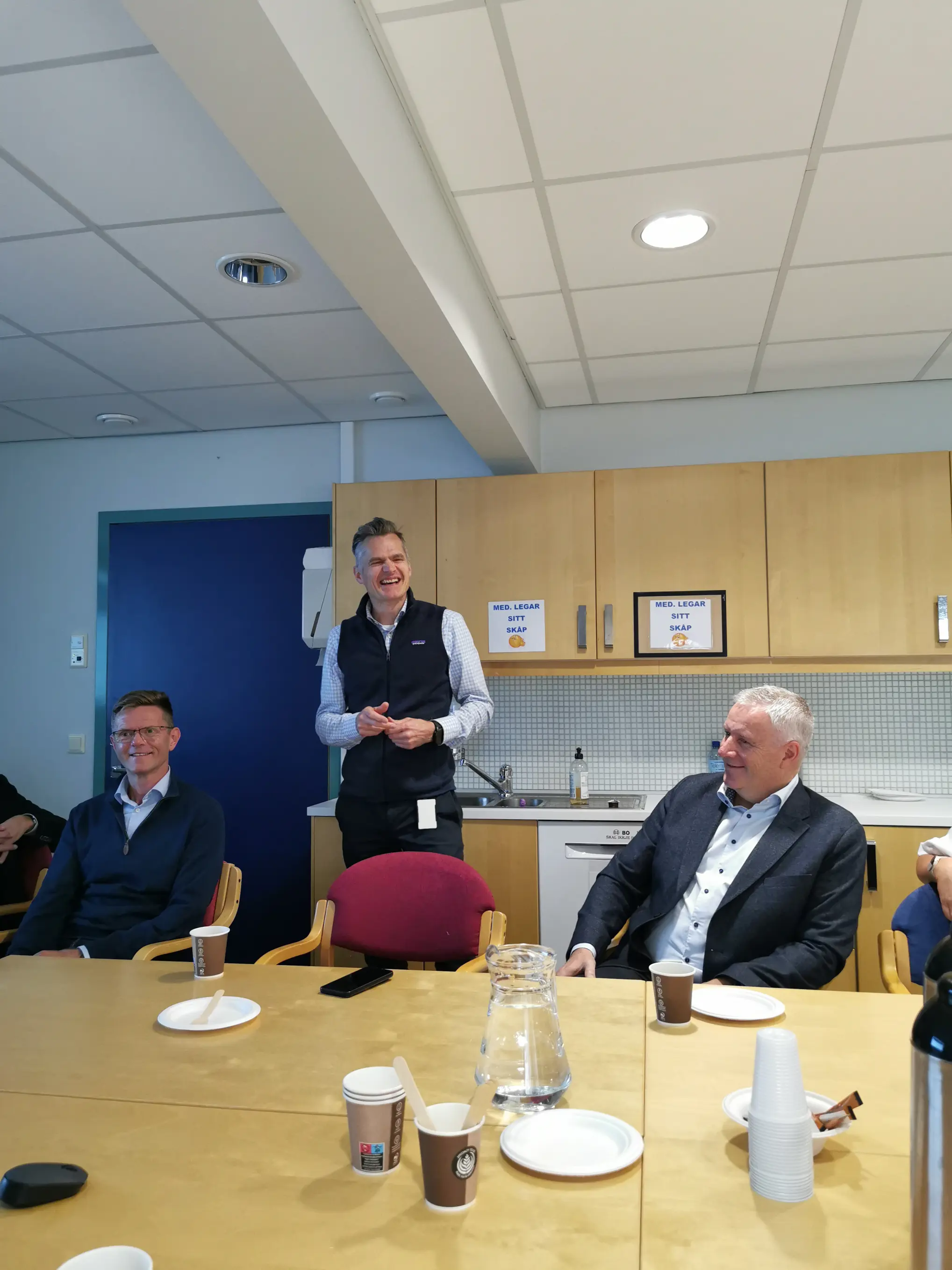 Styreleder i Voss sparebank taler for personer rundt et bord