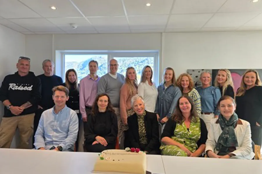 En gruppe mennesker som poserer for et bilde