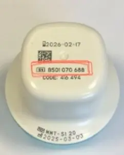 En hvit plastbeholder med etikett