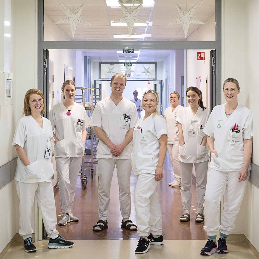 En gruppe mennesker iført hvite laboratoriefrakker