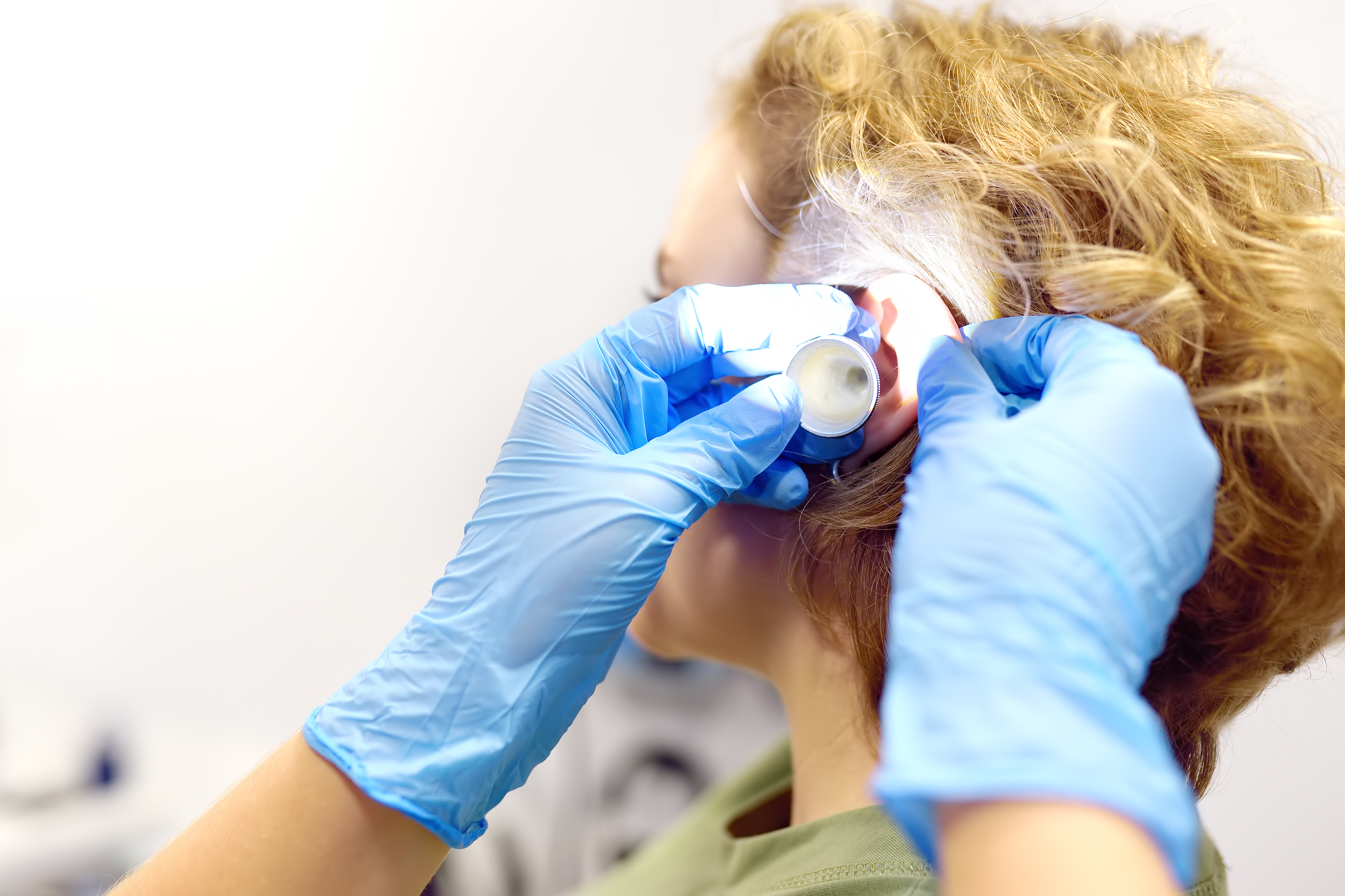 To hender som holder på et øre