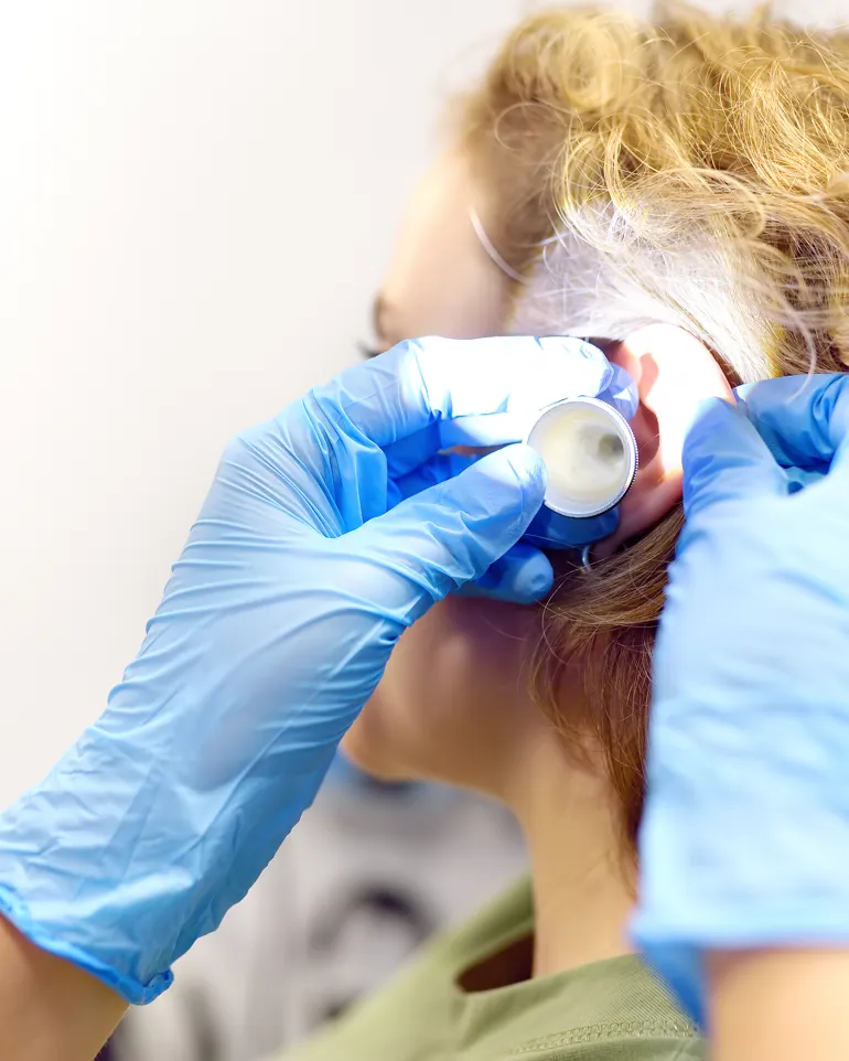 To hender som holder på et øre