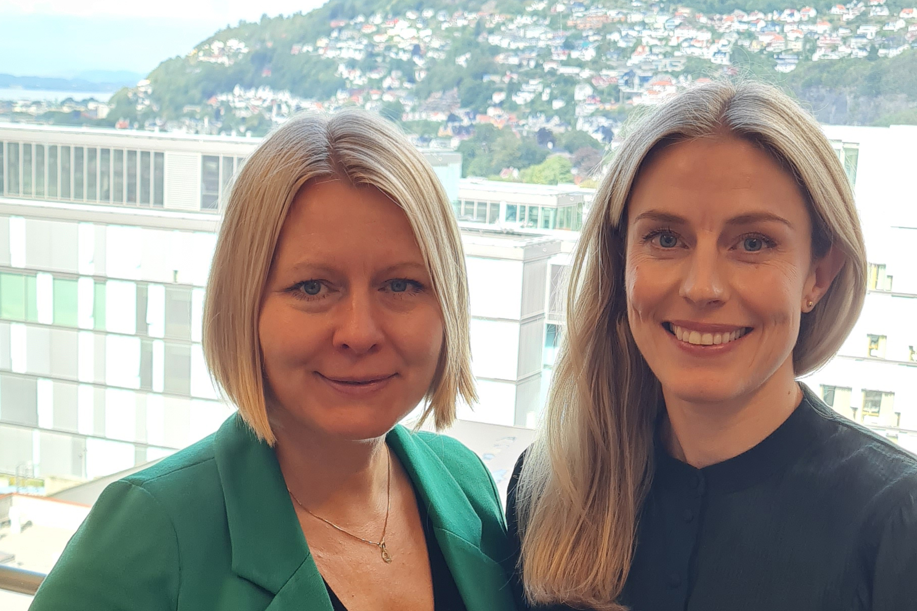 Et par kvinner som smiler