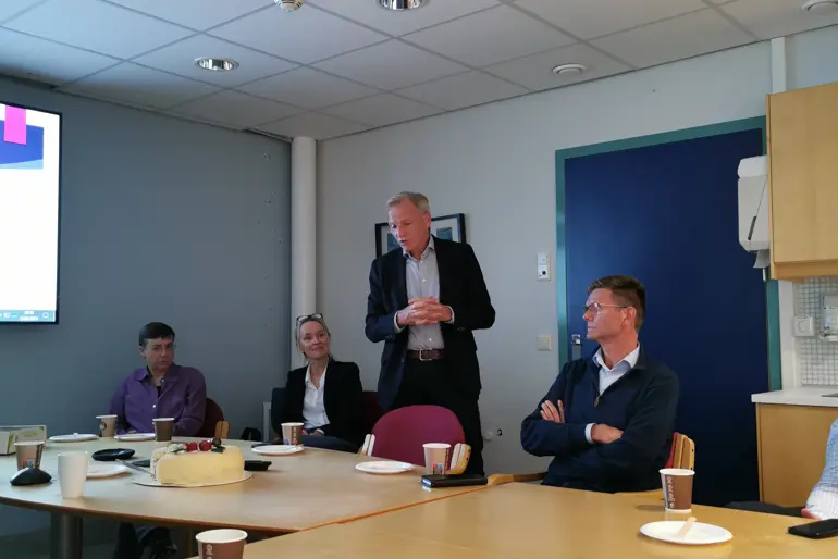 En gruppe personer rundt et bord