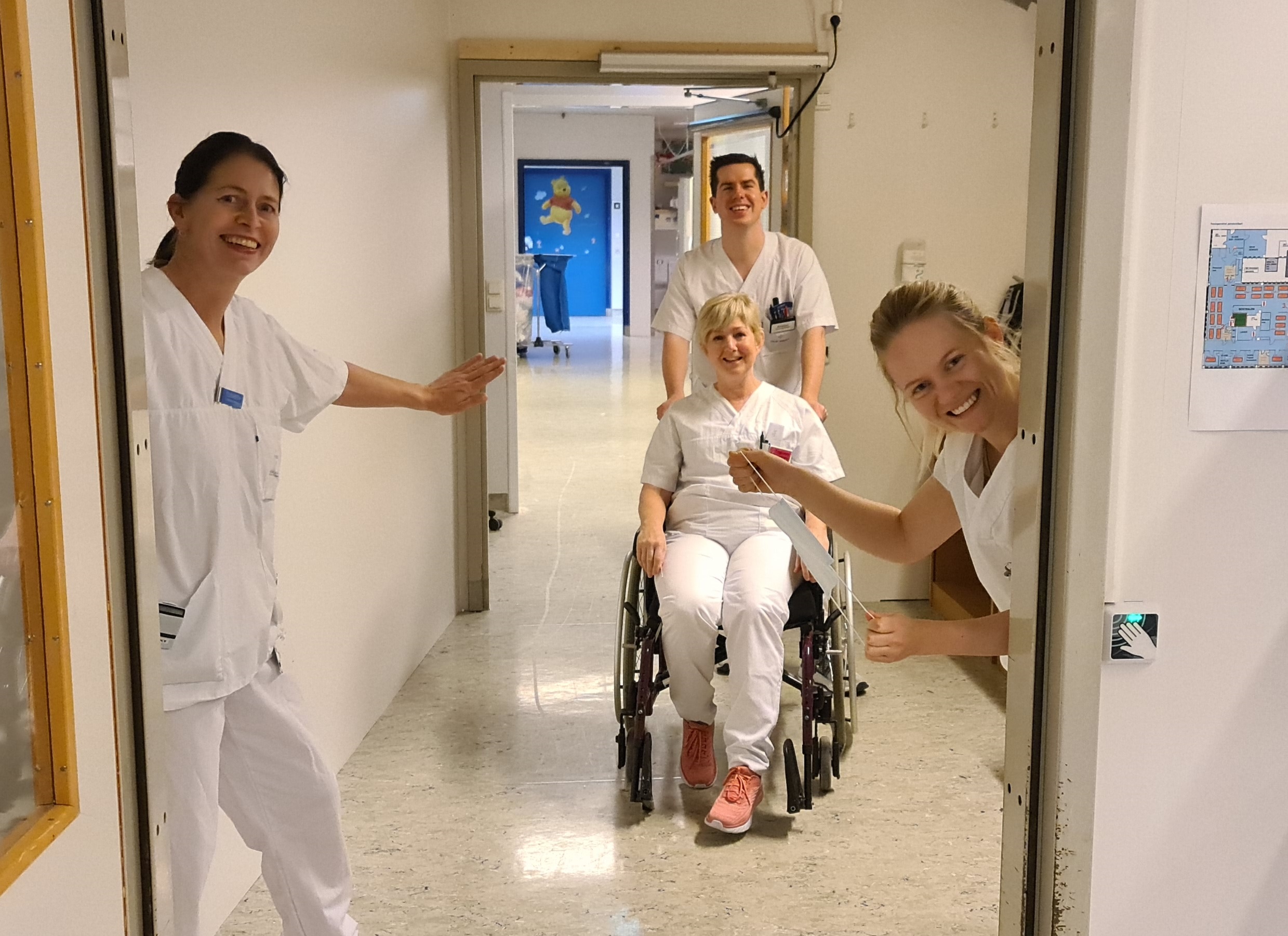 En gruppe mennesker på et sykehus