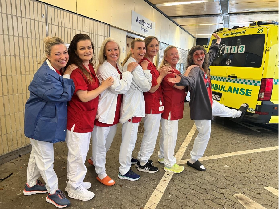 En gruppe jenter som poserer for et bilde