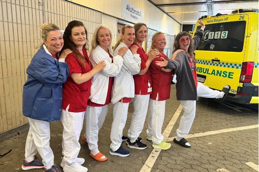 En gruppe jenter som poserer for et bilde