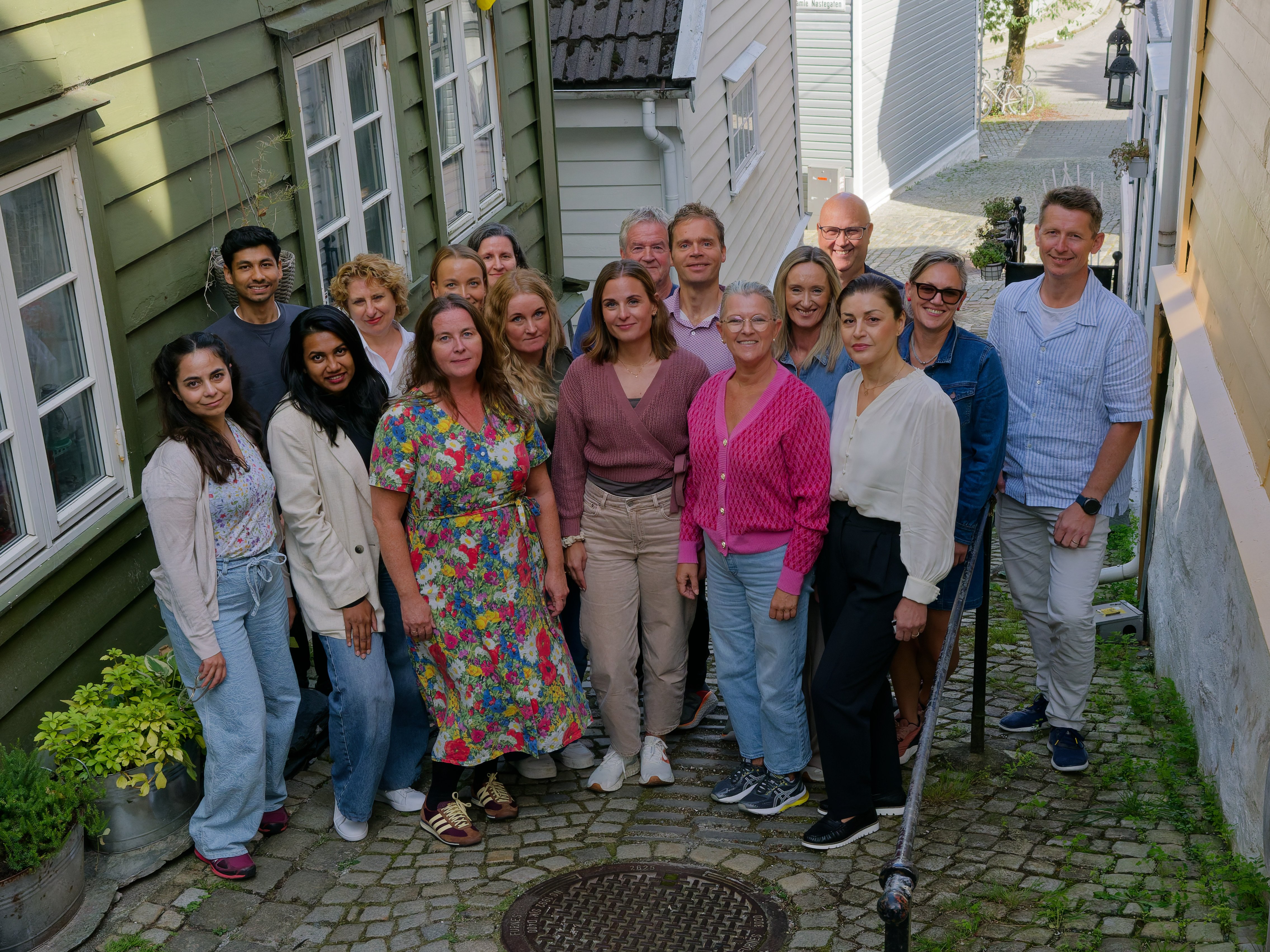 En gruppe mennesker som poserer for et bilde