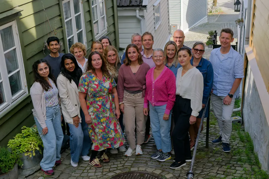 En gruppe mennesker som poserer for et bilde