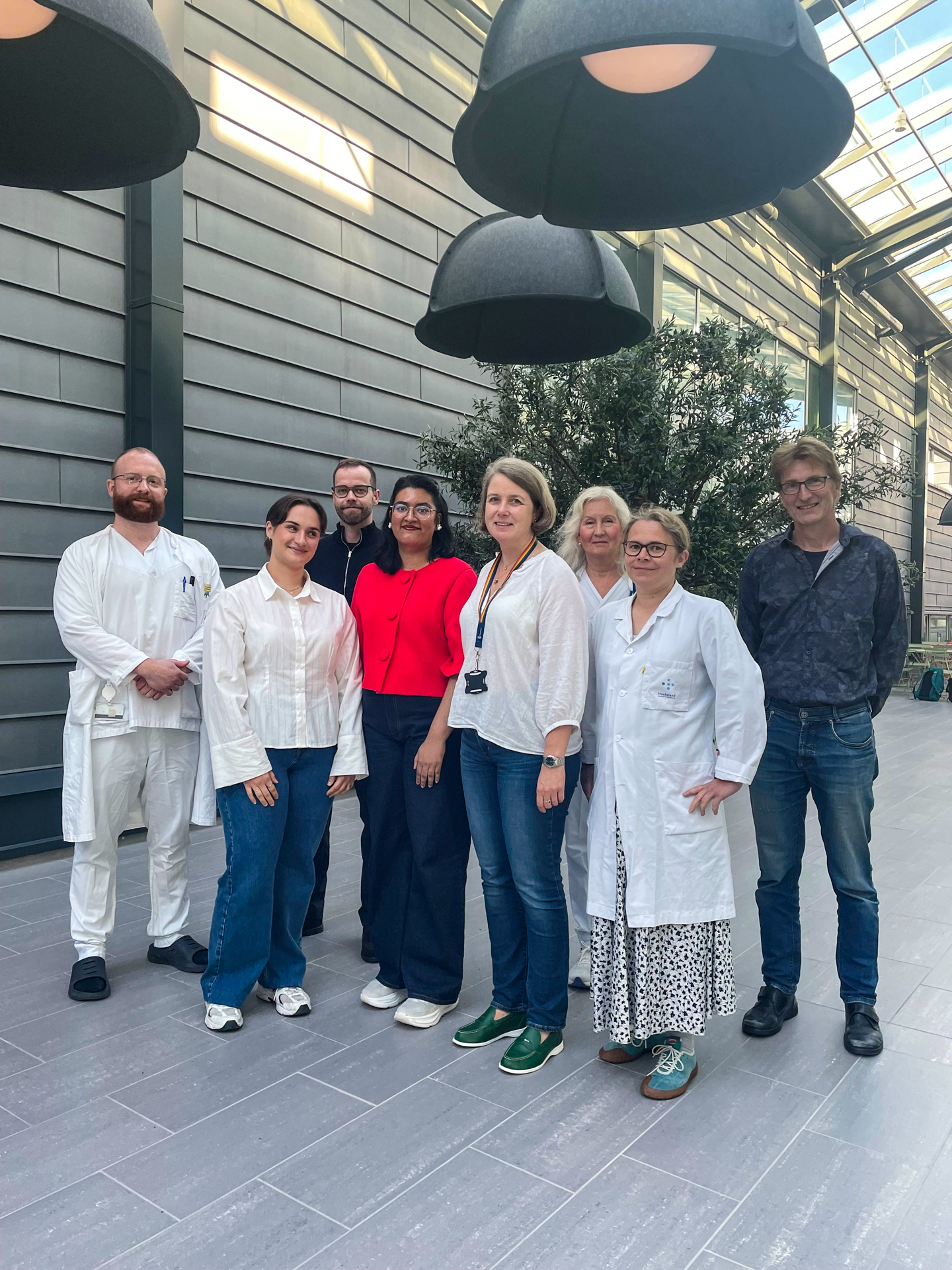 En gruppe mennesker som poserer for et bilde