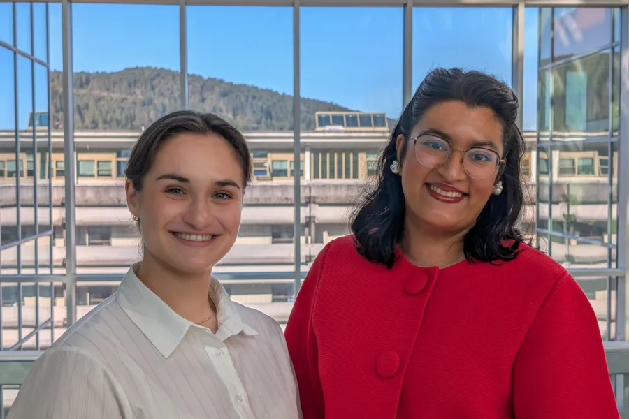 Et par kvinner som smiler