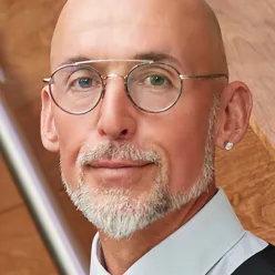 En mann med skjegg og briller