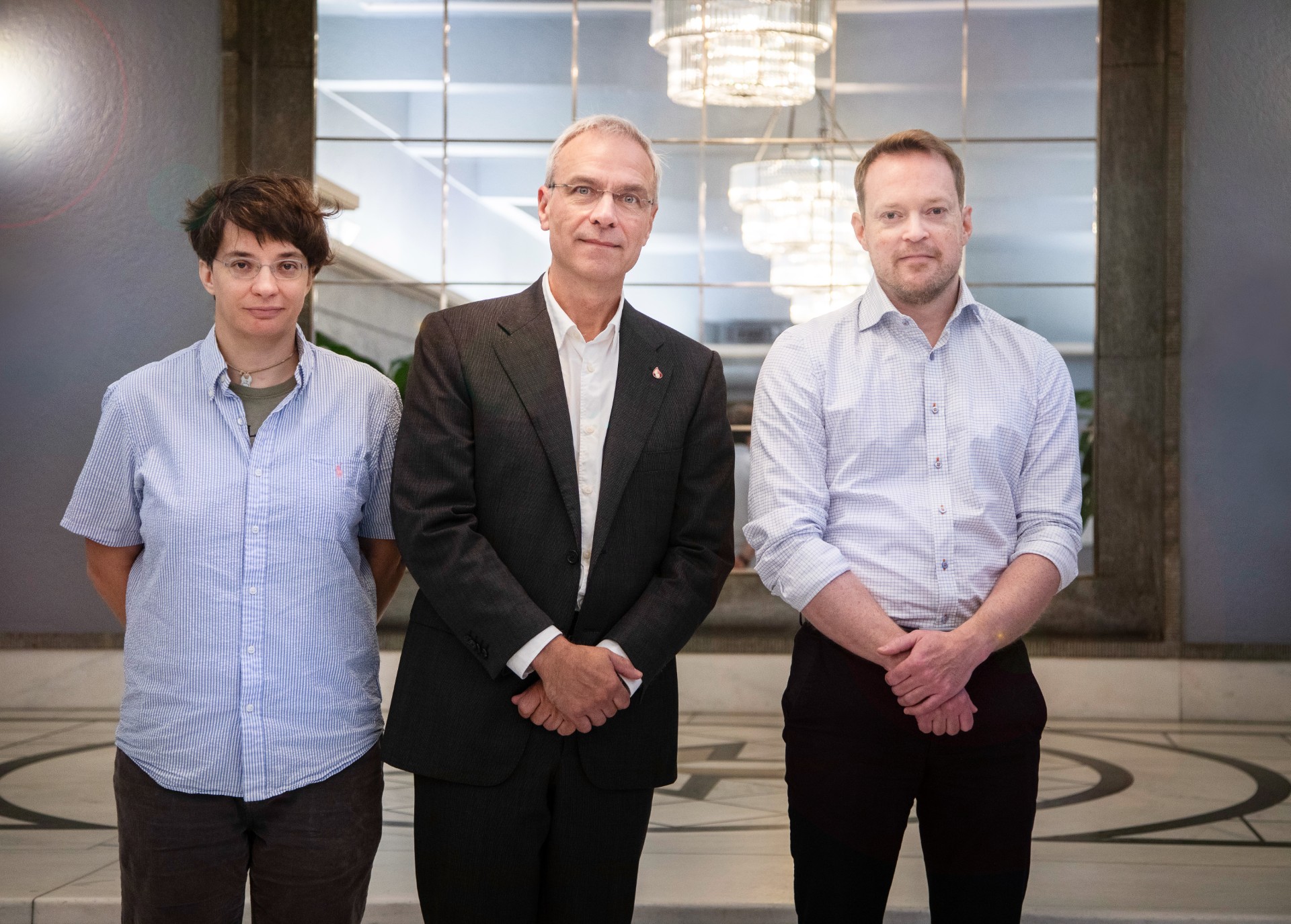 En gruppe menn som poserer for et bilde