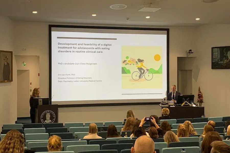 En person som holder en presentasjon for et publikum