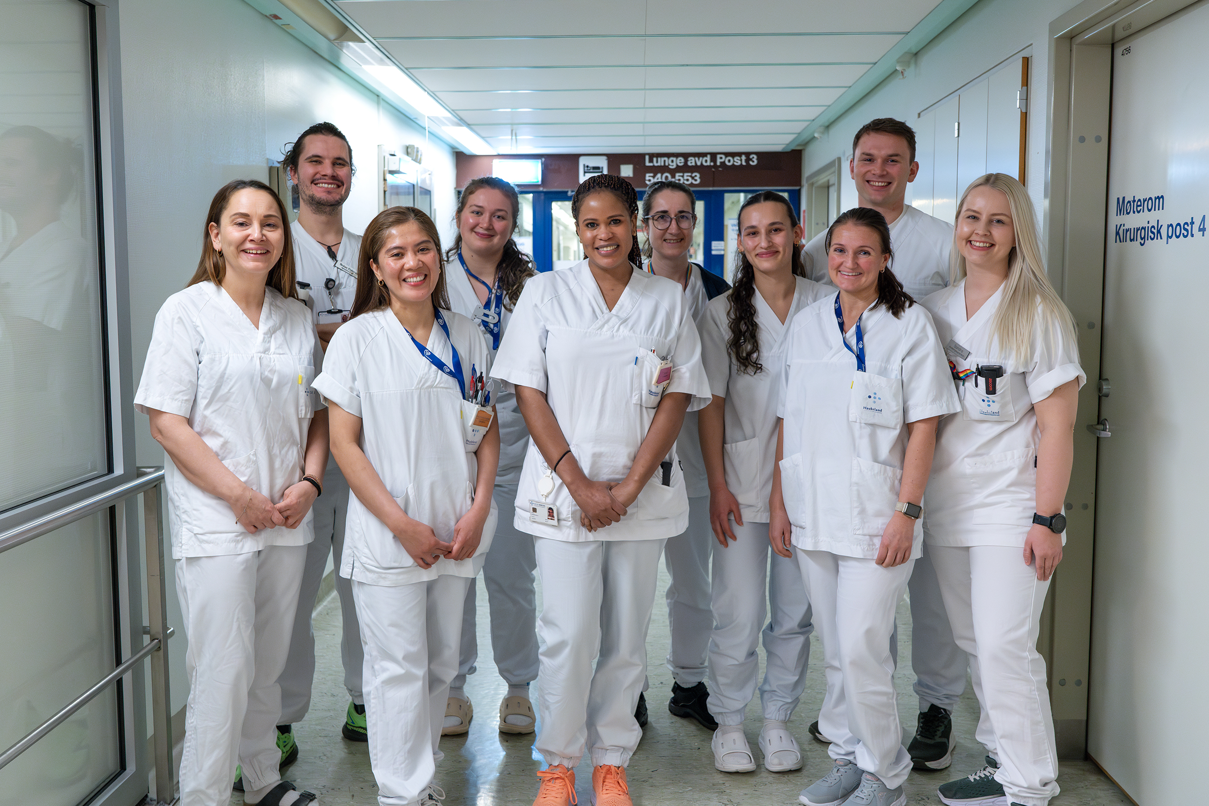 En gruppe mennesker i hvite uniformer