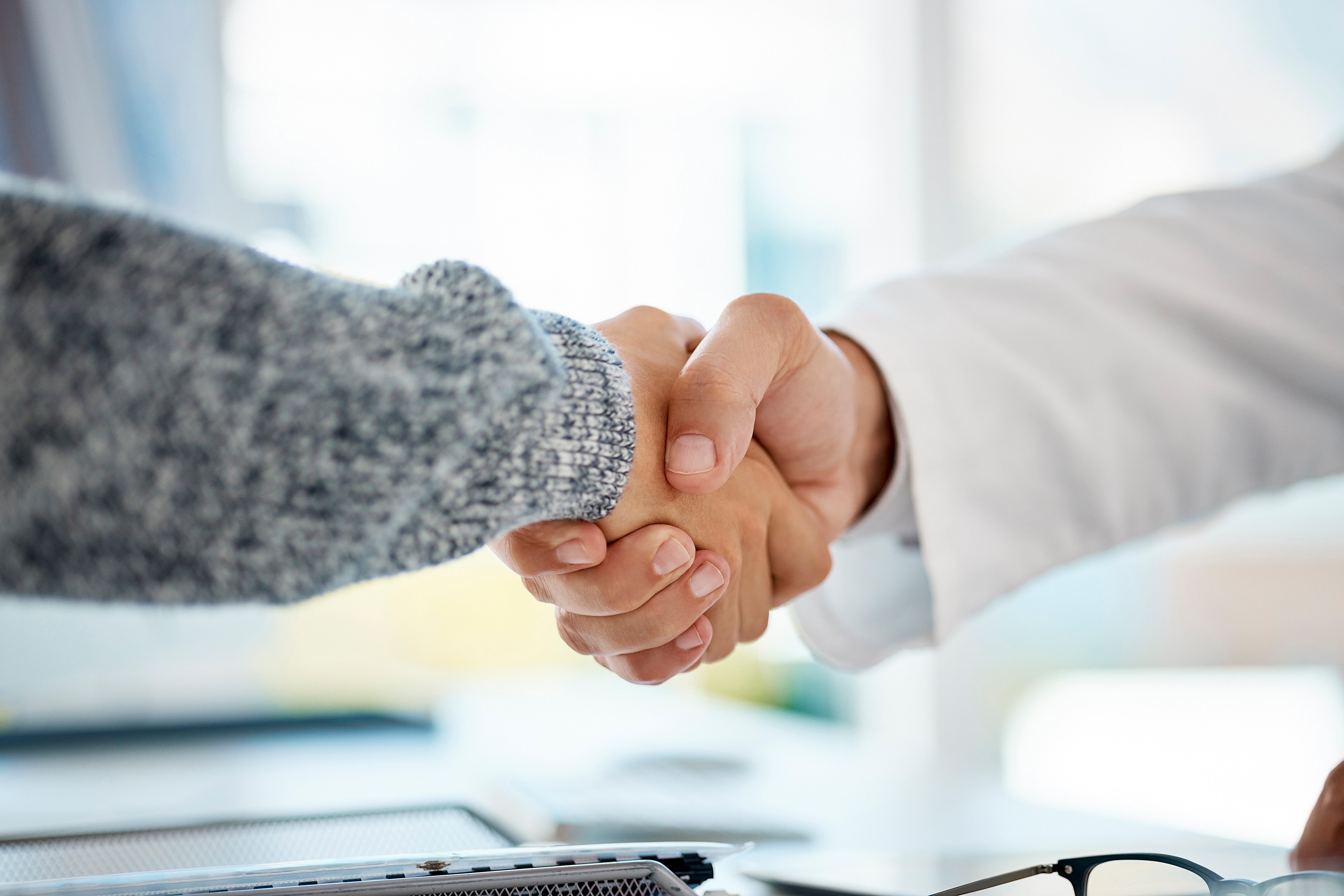 Et nærbilde av en håndtrykk