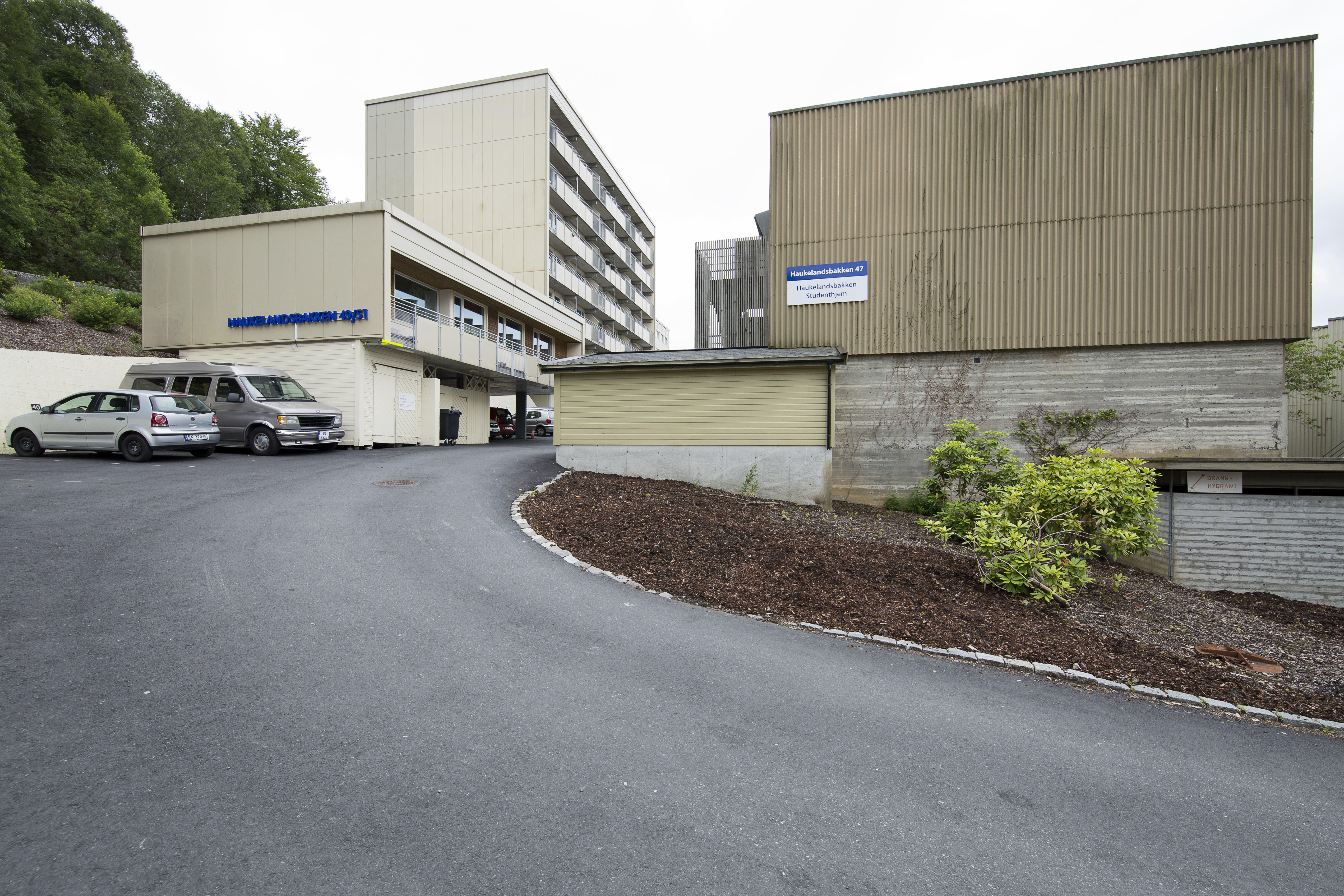 To store bygninger ved siden av hverandre