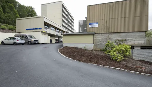 To store bygninger ved siden av hverandre