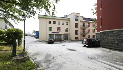 En stor murbygning