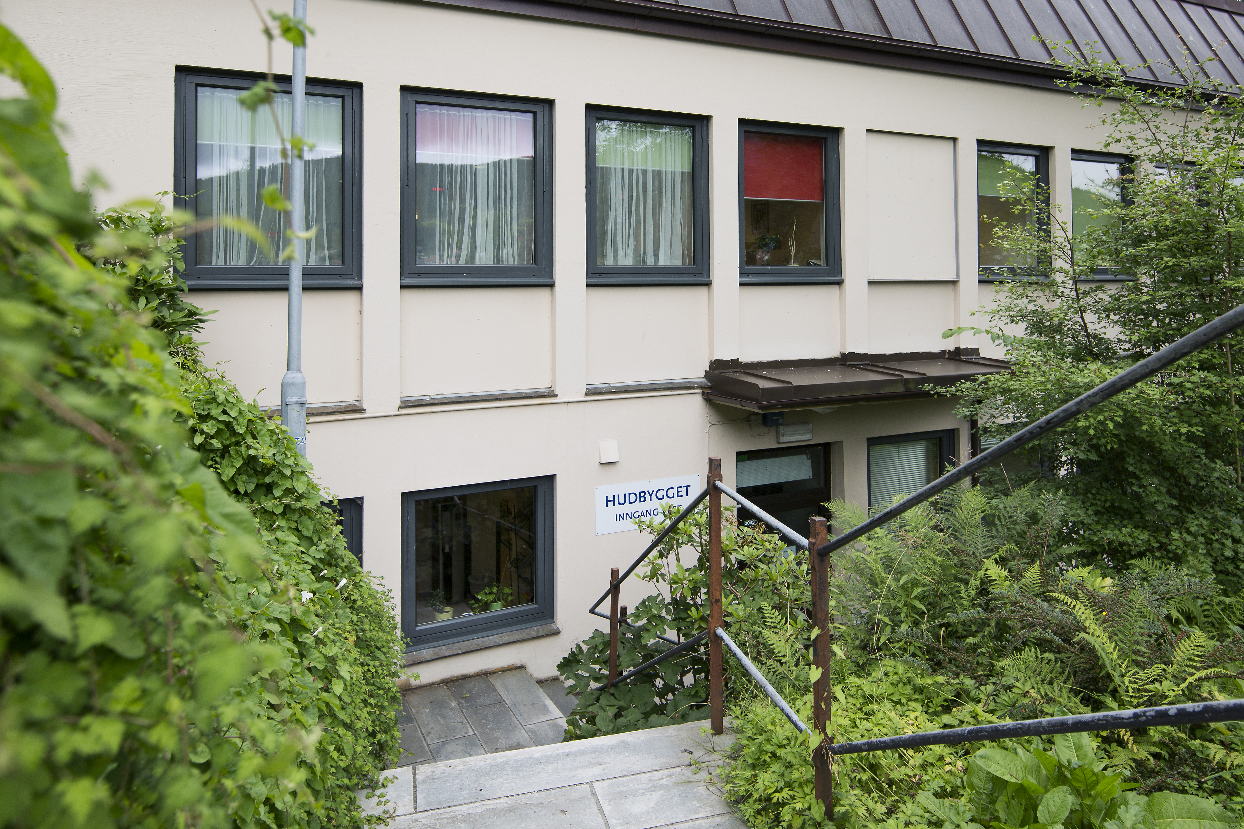 Inngangsparti på bunnen av en trapp